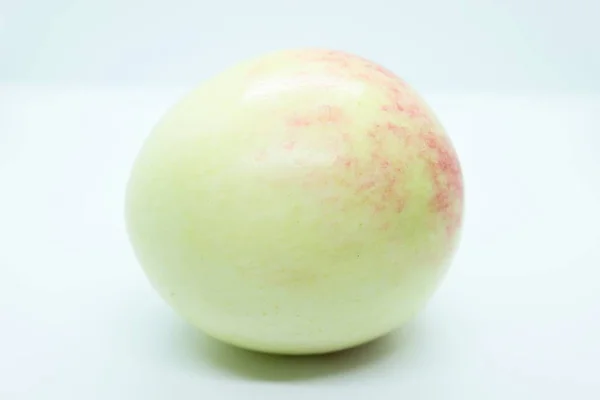 Πράσινο όμορφο μήλο που βρίσκεται σε λευκό φόντο — Φωτογραφία Αρχείου