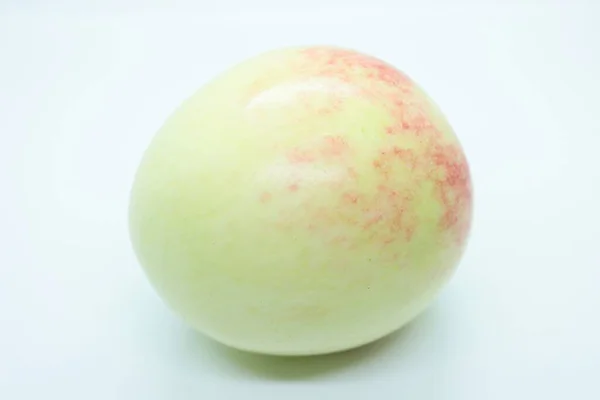Beyaz arka planda yeşil güzel bir elma