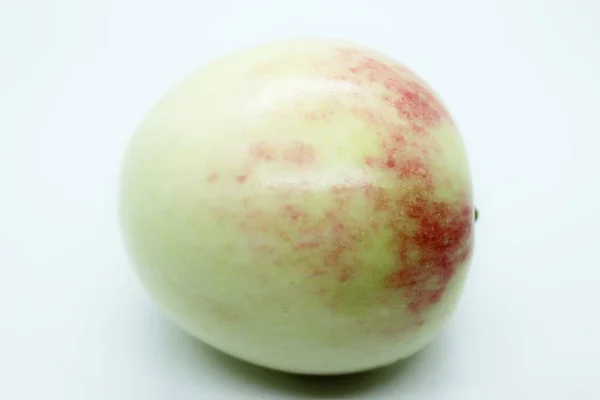 Zöld gyönyörű alma található, fehér háttér — Stock Fotó