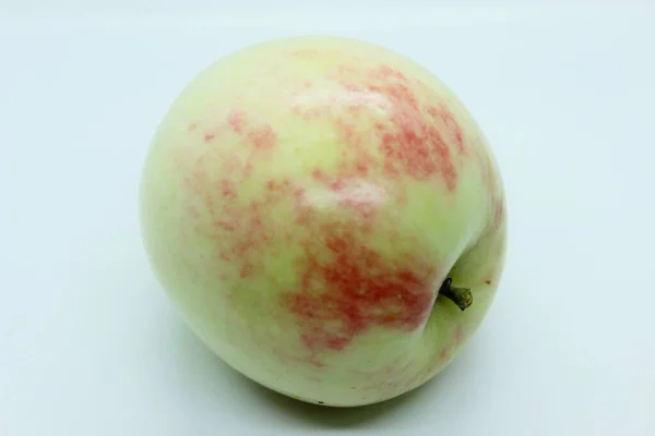 Beyaz arka planda yeşil güzel bir elma — Stok fotoğraf