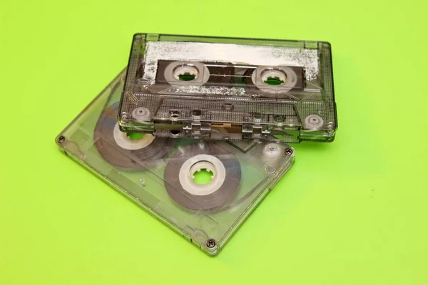 Alte Audiokassetten befinden sich auf grünem Hintergrund — Stockfoto