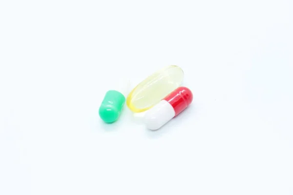 Comprimidos, cápsulas, vitaminas, localizados num fundo branco — Fotografia de Stock