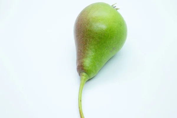 Dojrzała zielona gruszka znajduje się na białym tle — Zdjęcie stockowe