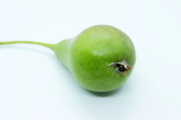 Matura bella pera verde si trova su uno sfondo bianco — Foto Stock