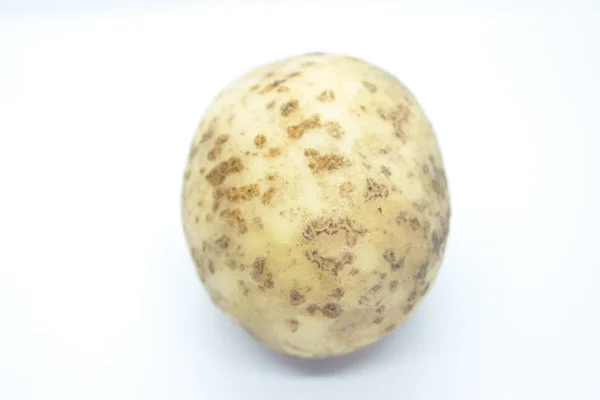 Batatas descascadas empoleiradas em um fundo branco — Fotografia de Stock