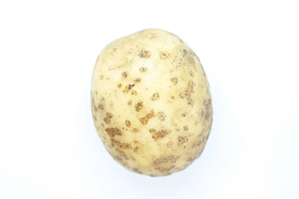 Patate non pelate arroccate su fondo bianco — Foto Stock