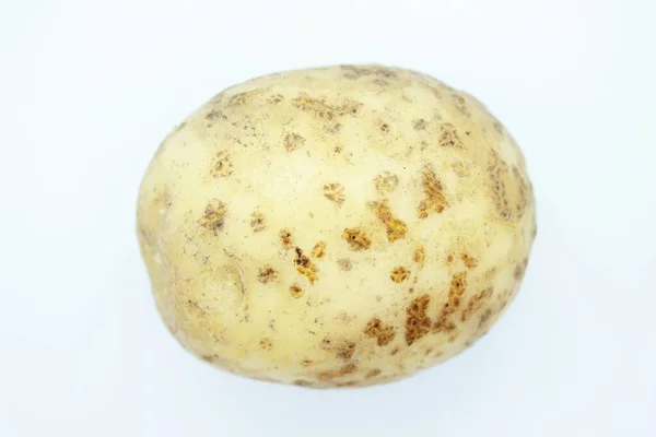 Ongepelde aardappelen op een witte achtergrond — Stockfoto