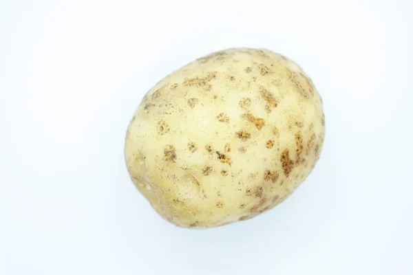 Neoloupané brambory usazené na bílém pozadí — Stock fotografie