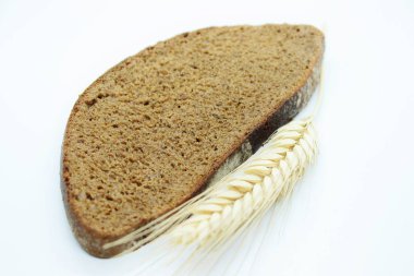 Beyaz arka planda yer alan çavdar ekmeği ve çavdar kulağı