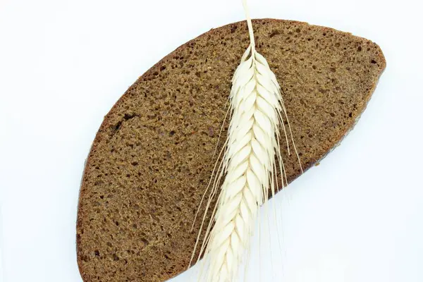 흰 바탕에 호밀 빵 과 호밀 귀리가 있다 — 스톡 사진