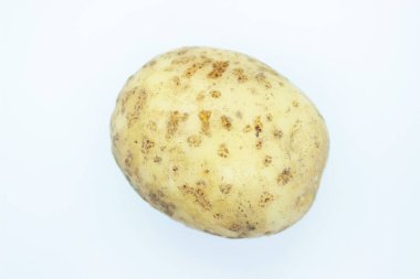 Çiğ güzel patates beyaz arka planda yer alır.