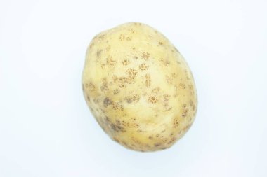 Çiğ güzel patates beyaz arka planda yer alır.