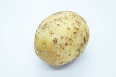 Çiğ güzel patates beyaz arka planda yer alır.
