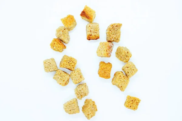Beyaz arka planda kuru çavdar krakerleri