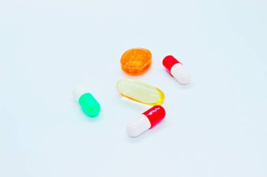 Beyaz arka planda haplar, vitaminler, ilaçlar