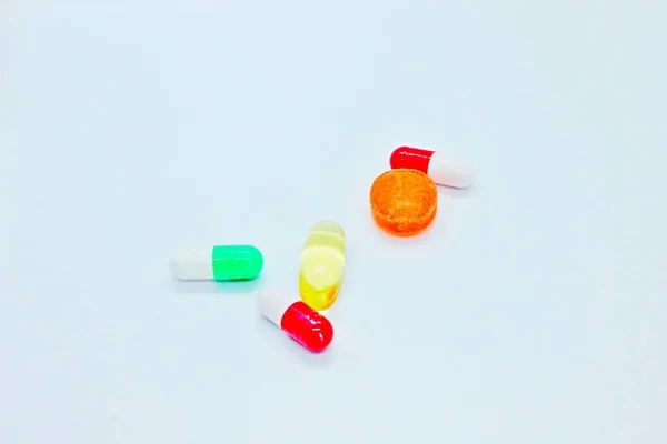 Pilules Vitamines Médicaments Situés Sur Fond Blanc — Photo