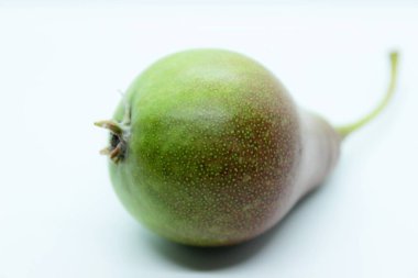 Beyaz bir arka planda yeşil, güzel bir armut.