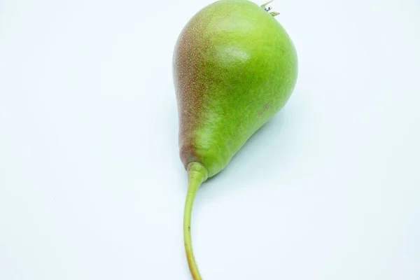 Groene Rijpe Mooie Peer Gelegen Een Witte Achtergrond — Stockfoto