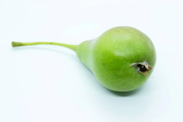 Groene Rijpe Mooie Peer Gelegen Een Witte Achtergrond — Stockfoto