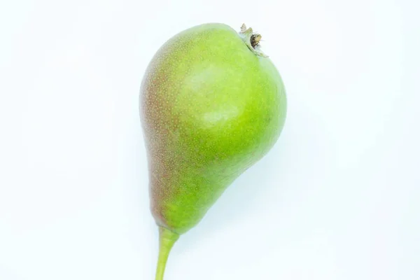 Groene Rijpe Mooie Peer Gelegen Een Witte Achtergrond — Stockfoto