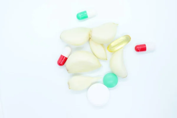 Knoflook Vitaminepillen Medicijnen Een Witte Achtergrond — Stockfoto