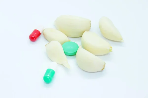Σκόρδο Χάπια Βιταμινών Φάρμακα Που Βρίσκονται Λευκό Φόντο — Φωτογραφία Αρχείου