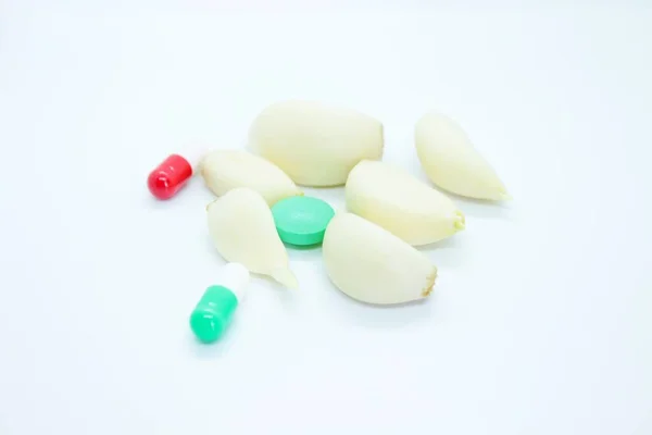 Česnek Vitamínové Pilulky Léky Umístěné Bílém Pozadí — Stock fotografie