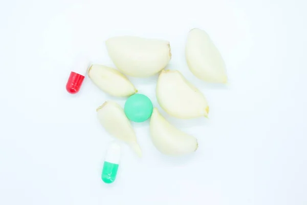 Aglio Pillole Vitaminiche Medicina Situata Uno Sfondo Bianco — Foto Stock