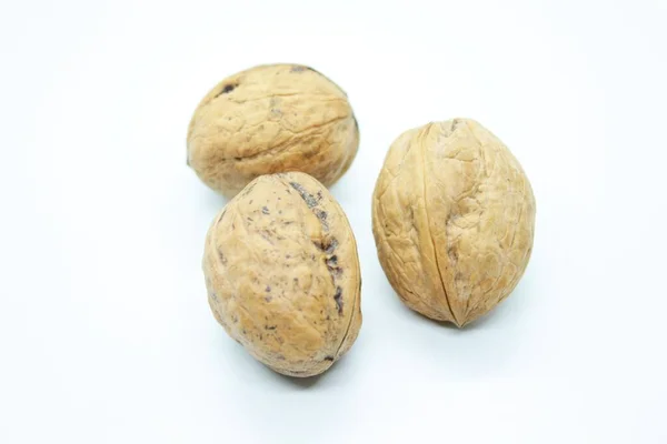 Beyaz arka planda güzel olgun cevizler.