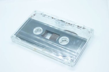 Eski ses kaseti beyaz bir arkaplanda yer almaktadır.