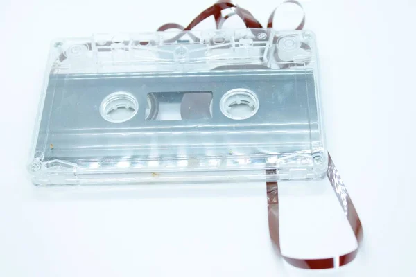 Eski ses kaseti beyaz bir arkaplanda yer almaktadır.