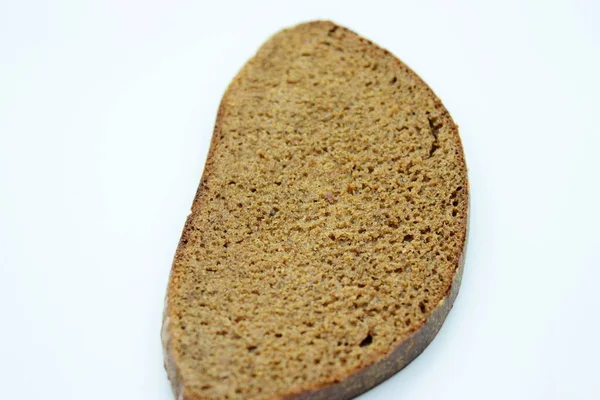 Een Stuk Zwart Roggebrood Gesmolten Een Witte Achtergrond — Stockfoto