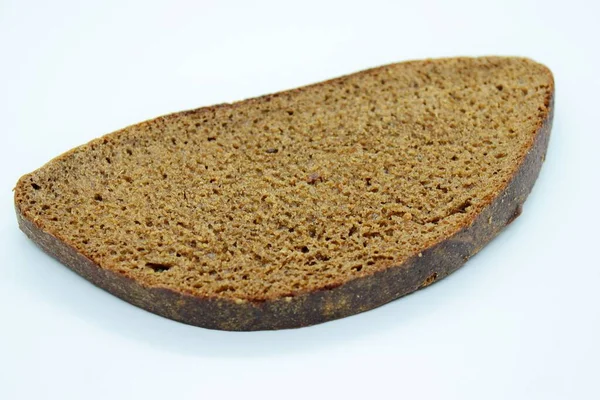 Ένα Κομμάτι Μαύρο Ψωμί Σίκαλης Λιωμένο Λευκό Φόντο — Φωτογραφία Αρχείου