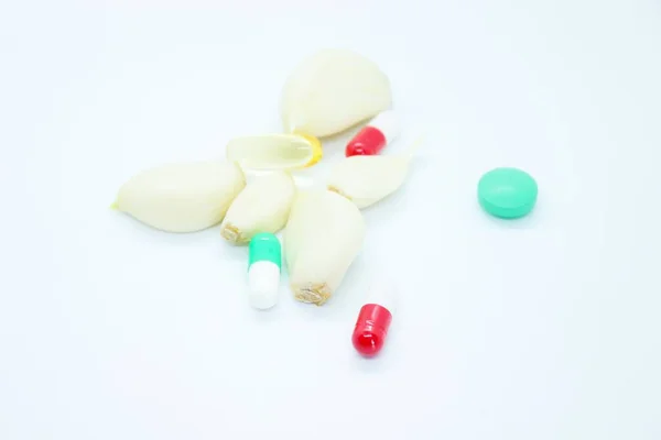 Kruidnagel knoflook pil vitaminen gelegen op een witte achtergrond — Stockfoto