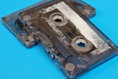 Eski ses kasetleri mavi arkaplanda yer almaktadır