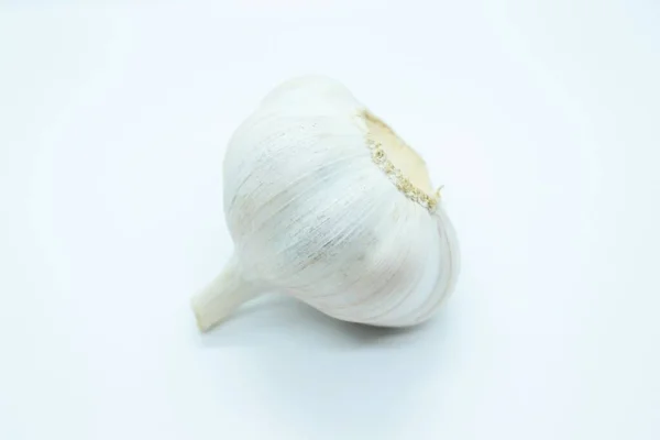 Beyaz arka planda bir sarımsak başı.