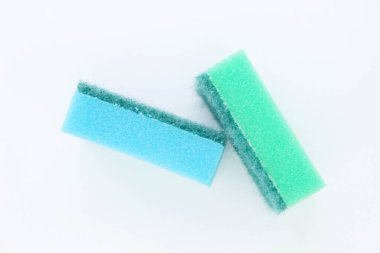 Çok renkli bulaşık süngerleri beyaz arka plana yerleştirilir