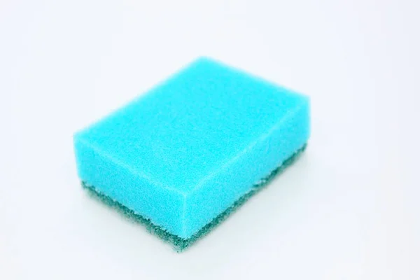 Çok renkli bulaşık süngerleri beyaz arka plana yerleştirilir