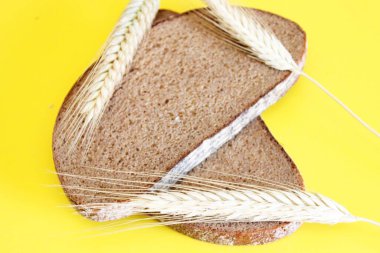 Bir parça siyah ekmek ve safra kesesine yerleştirilmiş bir çavdar.