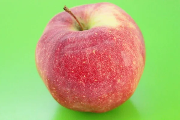 Rojo Hermosa Manzana Jugosa Situada Sobre Fondo Verde — Foto de Stock