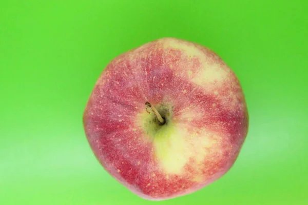 Czerwone Piękne Soczyste Jabłko Znajduje Się Zielonym Tle — Zdjęcie stockowe