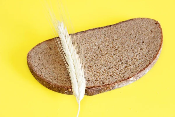 Bir parça siyah ekmek ve safra kesesine yerleştirilmiş bir çavdar.