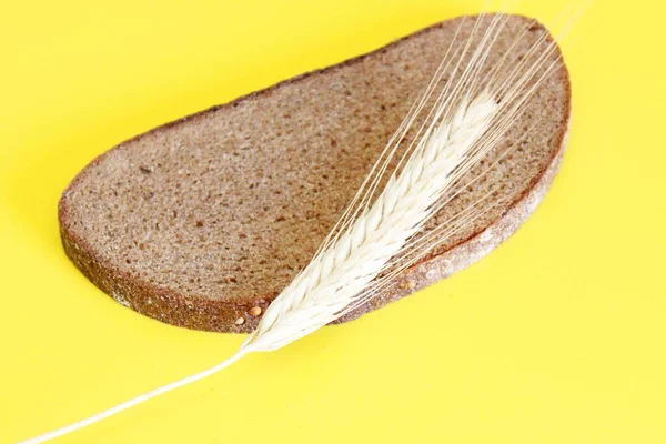 Кусок Черного Хлеба Ржаное Ухо Желчном Фоне — стоковое фото