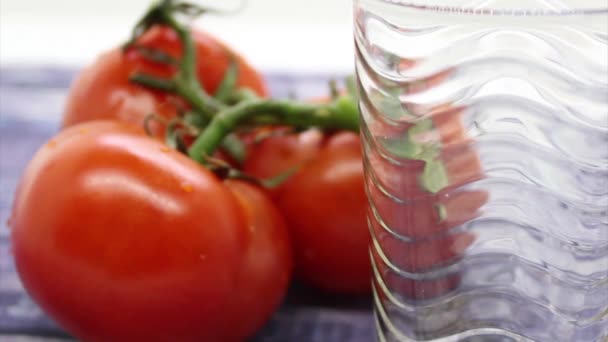 Ντομάτες Και Χυμός Ντομάτας Χύνεται Ένα Ποτήρι — Αρχείο Βίντεο