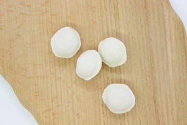 Kesme tahtasının üzerinde taze dondurulmuş lezzetli börekler var.