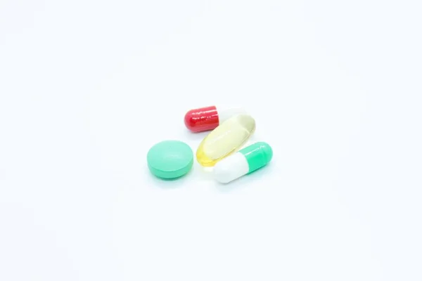 Cápsulas de comprimidos vitaminas gordura rabifat dispostos em um fundo branco — Fotografia de Stock
