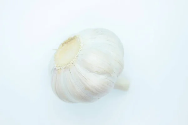 Το κεφάλι του ώριμο νόστιμο σκόρδο βρίσκεται σε λευκό φόντο — Φωτογραφία Αρχείου