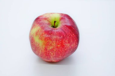 Gri arka planda güzel kırmızı sulu elma