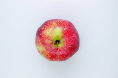 Gri arka planda güzel kırmızı sulu elma