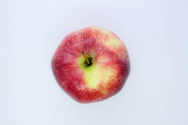 Gri arka planda güzel kırmızı sulu elma